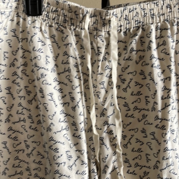 Banana Republic Sz L cursive “Hello” in various languages PJ Set - Picture 6 of 15